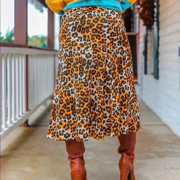 Animal print midi skirt with front button and slit - Picture 3 of 3